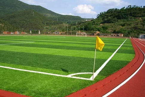 足球场人造草坪完工